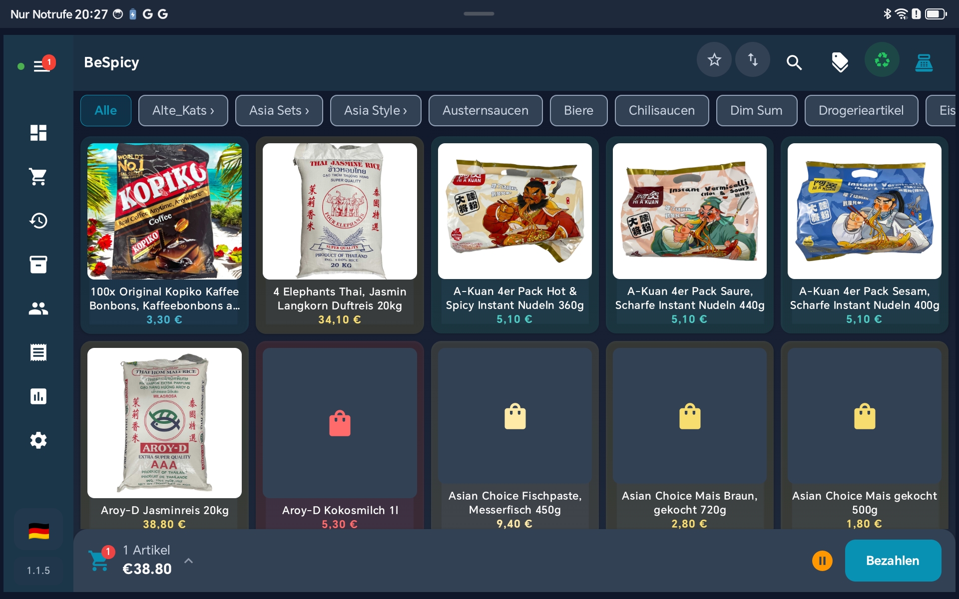 BISpicy POS Vollbild-Layout: Produktkacheln mit Bildern und Preisen im Grid, Kategorien als horizontale Filterliste oben, Warenkorb als kompakte Leiste am unteren Bildschirmrand.