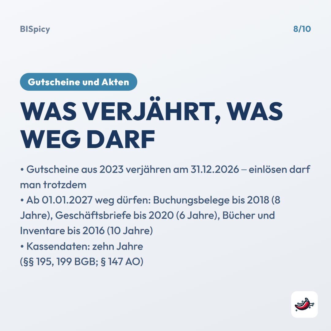 Folie „Was verjährt, was weg darf“: Gutscheine aus 2023 verjähren am 31.12.2026, einlösen darf man trotzdem; ab 01.01.2027 dürfen weg: Buchungsbelege bis 2018 (8 Jahre), Geschäftsbriefe bis 2020 (6 Jahre), Bücher und Inventare bis 2016 (10 Jahre); Kassendaten: zehn Jahre (§§ 195, 199 BGB; § 147 AO)