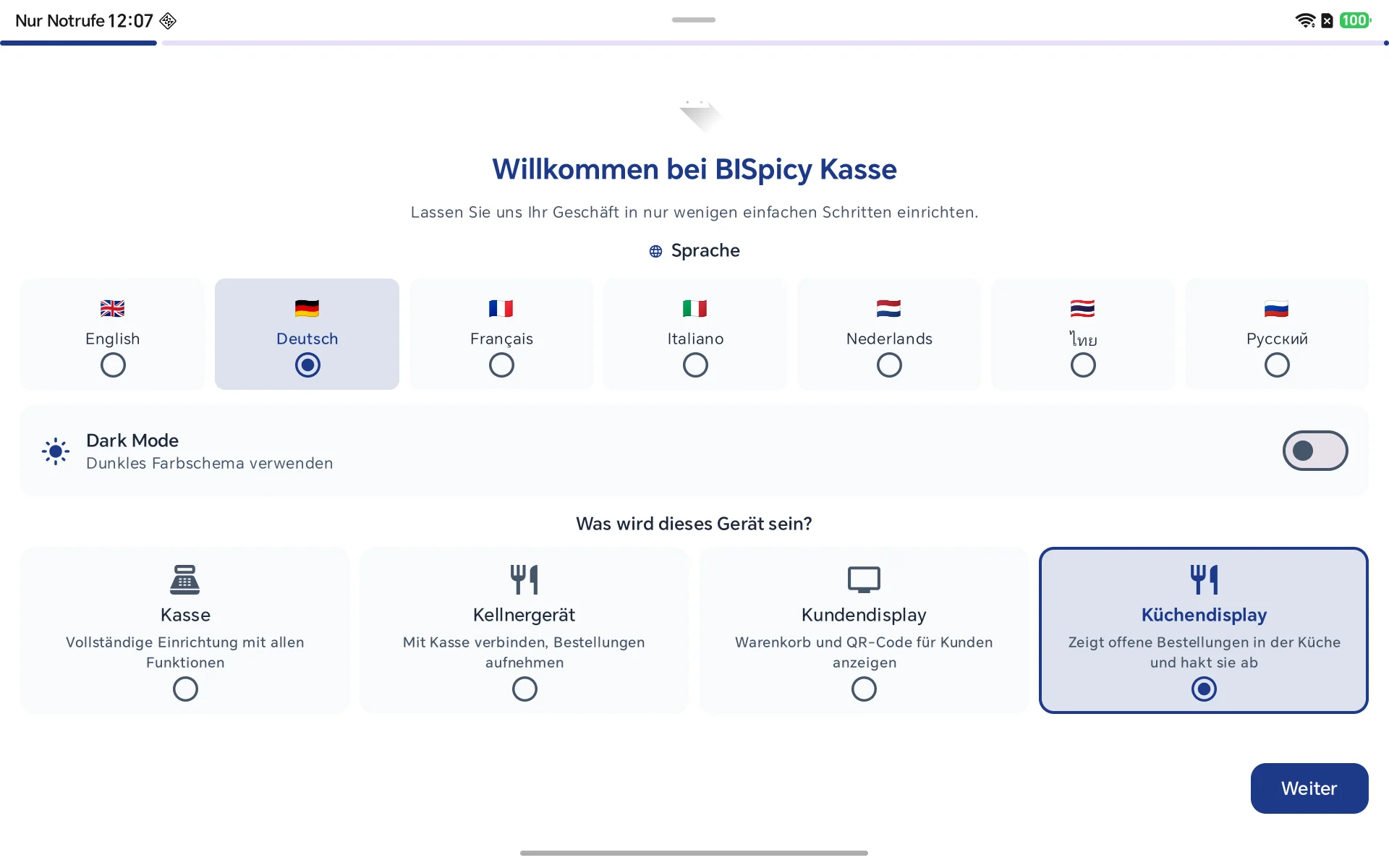 Erste Seite des Einrichtungsassistenten der BISpicy Kasse auf einem Tablet: Sprachauswahl, Schalter für das dunkle Farbschema und die Frage „Was wird dieses Gerät sein?“ mit den vier Kacheln Kasse, Kellnergerät, Kundendisplay und dem markierten Küchendisplay