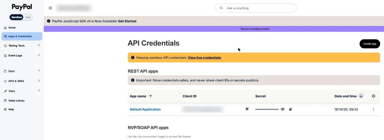 PayPal Developer, Seite API Credentials im Sandbox-Modus: links der Schalter Sandbox und Live und der Menüpunkt Apps und Credentials, rechts der Knopf Create App, darunter die Liste der REST API apps