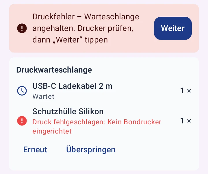Rot hinterlegter Hinweis Druckfehler – Warteschlange angehalten mit dem Knopf Weiter, darunter die Druckwarteschlange: USB-C Ladekabel 2 m wartet, Schutzhülle Silikon rot mit Druck fehlgeschlagen: Kein Bondrucker eingerichtet sowie Erneut und Überspringen