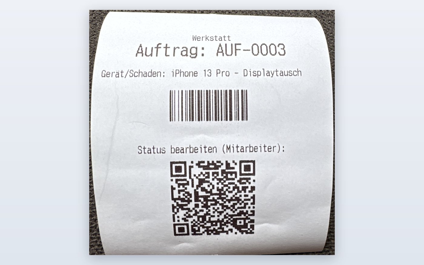 Gedruckte Werkstattkopie mit Auftragsnummer, Barcode und Mitarbeiter-QR-Code Status bearbeiten