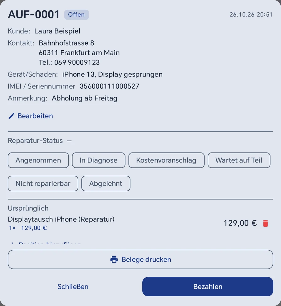 Reparatur-Detaildialog AUF-0001 in Kasse 1.3.17 mit Kunde und Kontakt, Gerät/Schaden, IMEI, Anmerkung, Bearbeiten, Reparatur-Status, der Position Displaytausch iPhone (Reparatur) mit Papierkorb, Belege drucken, Schließen und Bezahlen